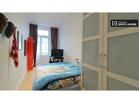 Room for rent in 6-bedroom apartment in Etterbeek, Brussels - Til Leie