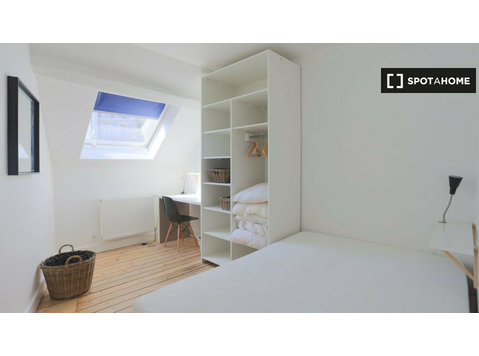Etterbeek, Brüksel'de 6 yatak odalı dairede kiralık oda - Kiralık