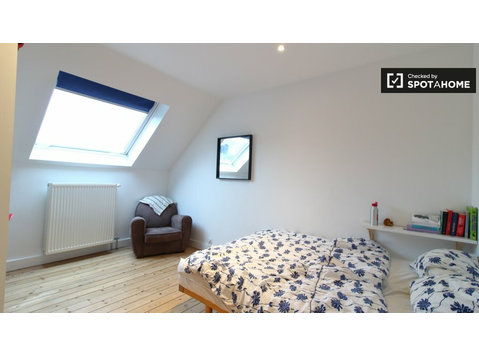 Room for rent in 6-bedroom apartment in Etterbeek, Brussels - השכרה