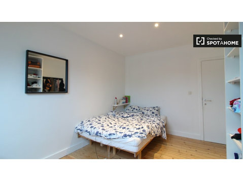 Room for rent in 6-bedroom apartment in Etterbeek, Brussels - Ενοικίαση
