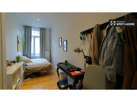 Room for rent in 6-bedroom apartment in Etterbeek, Brussels - Vuokralle