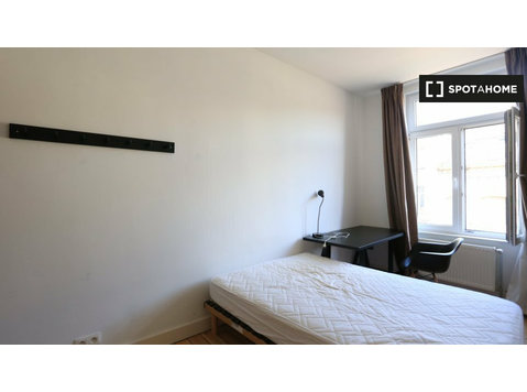 Room for rent in 6-bedroom apartment in Etterbeek, Brussels - De inchiriat