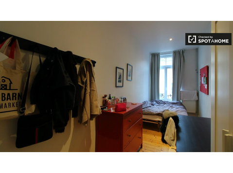 Etterbeek, Brüksel'de 6 yatak odalı dairede kiralık oda - Kiralık