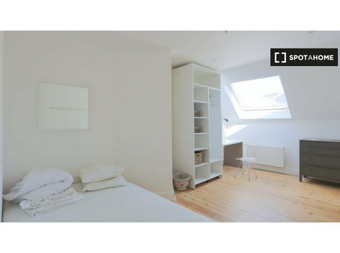 Zimmer zu vermieten in 6-Zimmer-Wohnung in Etterbeek,… - Zu Vermieten