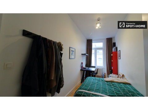 Room for rent in 6-bedroom apartment in Etterbeek, Brussels - השכרה