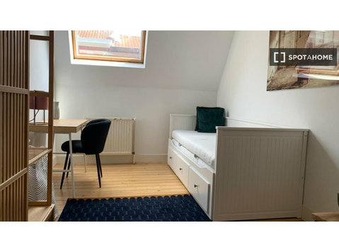 Room for rent in 6-bedroom apartment in Nord-Est, Brussels - الإيجار