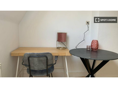 Room for rent in 6-bedroom apartment in Nord-Est, Brussels - For Rent