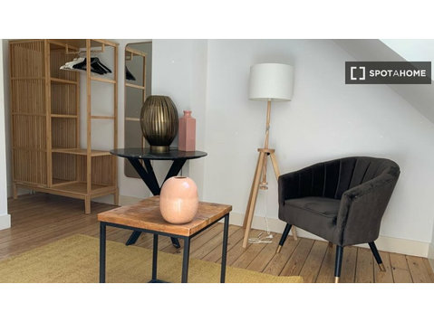 Room for rent in 6-bedroom apartment in Nord-Est, Brussels - Kiralık