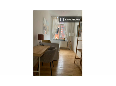 Zimmer zu vermieten in einer 6-Zimmer-Wohnung in Nord-Est,… - Zu Vermieten