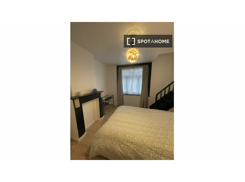 Brüksel'de 6 yatak odalı evde kiralık oda - Kiralık