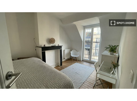 Room for rent in 6-bedroom house in Brussels - Izīrē