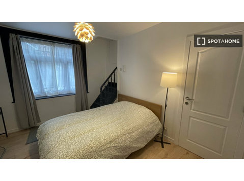 Zimmer zu vermieten in 6-Zimmer-Haus in Brüssel - Zu Vermieten