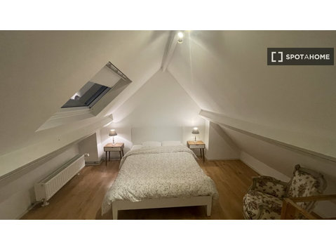 Chambre dans une maison de 6 chambres à Bruxelles - À louer