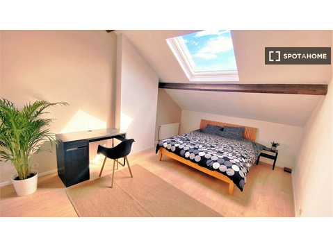 Pokój do wynajęcia w mieszkaniu z 7 sypialniami w Charleroi… - Do wynajęcia