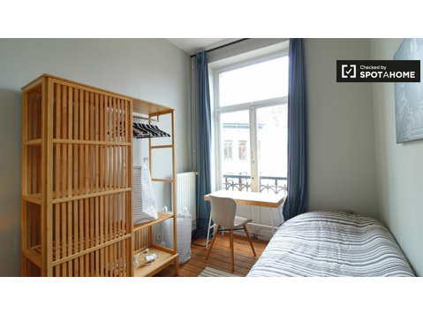 Zimmer zu vermieten in 7-Zimmer-Wohnung in Ixelles, Brüssel - Zu Vermieten