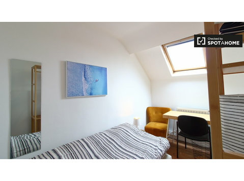 Quarto para alugar em apartamento de 7 quartos em Ixelles,… - Aluguel