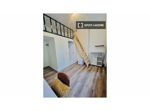Se alquila habitación en casa de 7 habitaciones en Bruselas - Alquiler