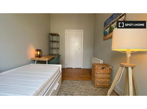 Zimmer zu vermieten in 8-Zimmer-Wohnung in Nord, Brüssel - Zu Vermieten