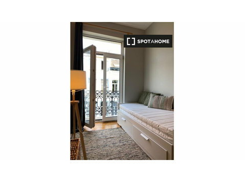 Room for rent in 8-bedroom apartment in Nord, Brussels - Til leje