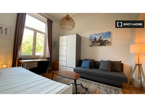 Room for rent in 8-bedroom apartment in Nord, Brussels - De inchiriat