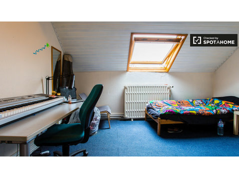 Room for rent in 9-bedroom house in European Quarter - Izīrē
