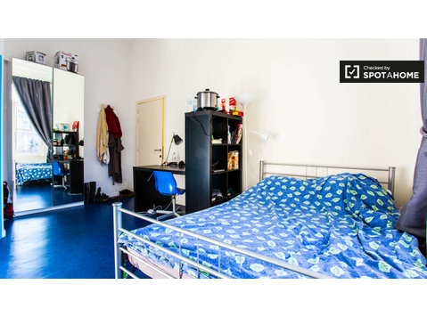 Room for rent in 9-bedroom house in European Quarter - За издавање