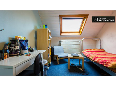 Quarto para alugar em casa de 9 quartos no Bairro Europeu - Aluguel
