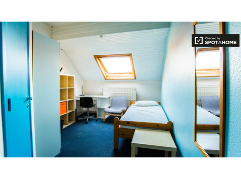 Room for rent in 9-bedroom house in European Quarter - 空室あり