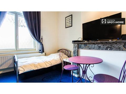 Zimmer zu vermieten in 9-Zimmer-Haus im europäischen Viertel - Zu Vermieten