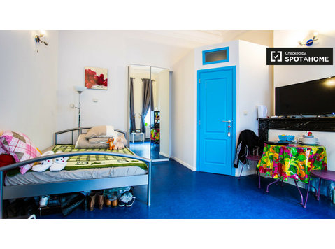 Room for rent in 9-bedroom house in European Quarter - For Rent
