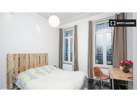 Zimmer zu vermieten in 9-Zimmer-Haus in Ixelles, Brüssel - Zu Vermieten