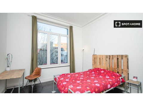 Stanza in affitto in casa con 9 camere da letto a Ixelles,… - In Affitto
