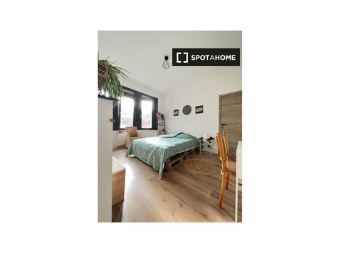 Room for rent in a 3-bedroom apartment in Schaerbeek - For Rent