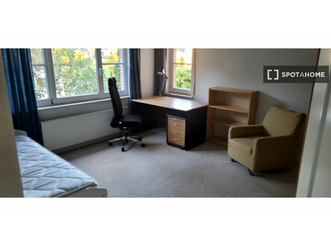 Room for rent in a 5-bedroom house in Woluwe-Saint-Pierre - De inchiriat