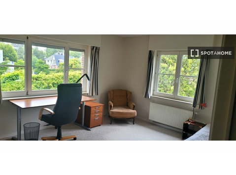Room for rent in a 5-bedroom house in Woluwe-Saint-Pierre - Til leje