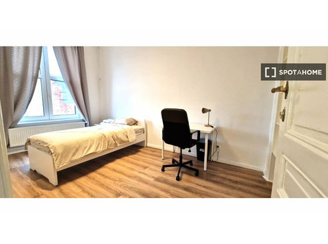 Zimmer zu vermieten in einer Sechs-Zimmer-Wohnung in Brüssel - Zu Vermieten