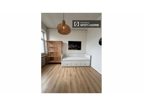 Room for rent in bright 3-bedroom apartment in Ixelles - Под Кирија