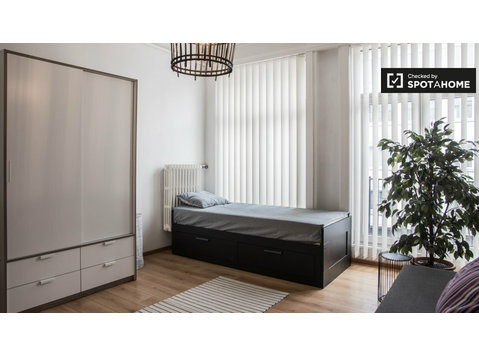 Room for rent in bright 3-bedroom apartment in Ixelles - Til leje