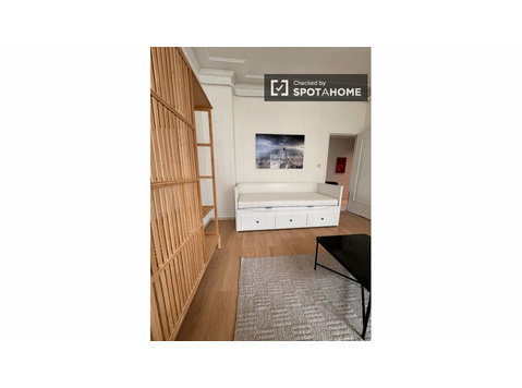 Zimmer zu vermieten in hellen 3-Zimmer-Wohnung in Ixelles - Zu Vermieten