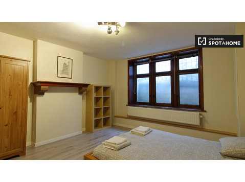 Chambre à louer dans un appartement soigné de 2 chambres à… - À louer