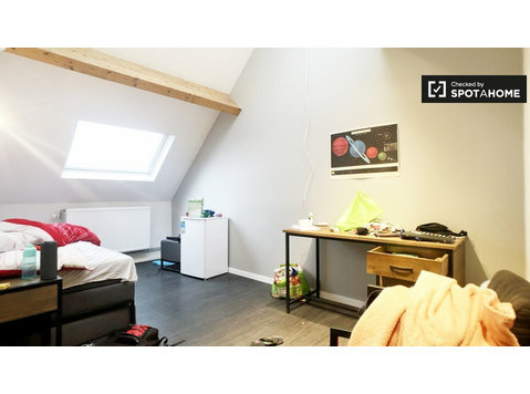 Zimmer zu vermieten in Wohnheim in Saint Gilles, Brüssel - Zu Vermieten