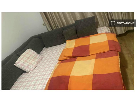Aluga-se quarto num apartamento partilhado em Evere,… - Aluguel