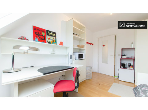 Room for rent to women in Laeken, Brussels - کرائے کے لیۓ