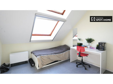 Room in 4-bedroom apartment for rent in Anderlecht, Brussels - De inchiriat