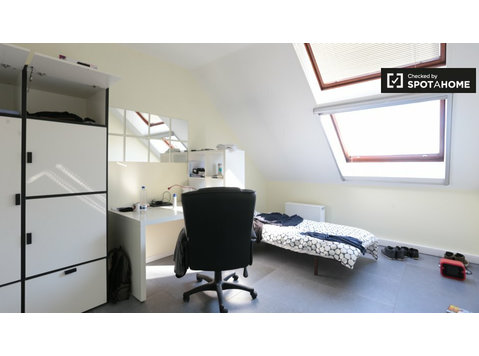 Room in 4-bedroom apartment for rent in Anderlecht, Brussels - Til Leie