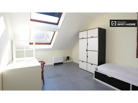 Room in 4-bedroom apartment for rent in Anderlecht, Brussels - Til leje