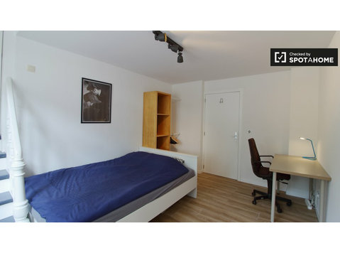 Brüksel, Schuman'daki 8 yatak odalı dairede oda - Kiralık