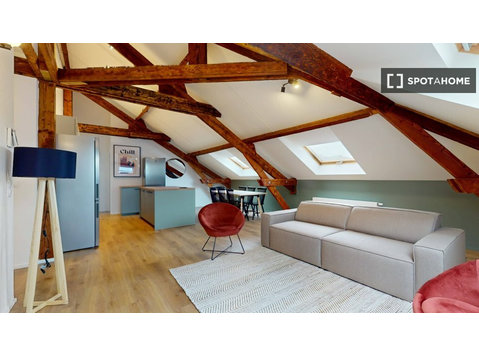 Chambre dans un appartement partagé de 14 chambres à louer,… - À louer