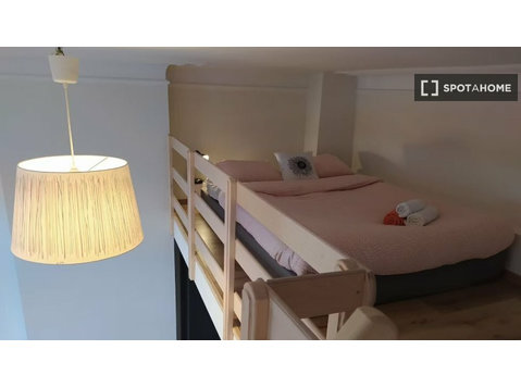 Chambre dans un appartement partagé de 11 chambres,… - À louer