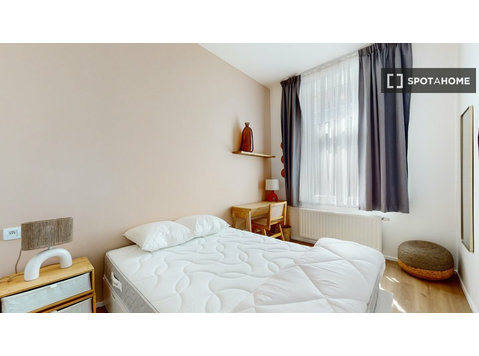 Habitación en piso compartido de 24 habitaciones en… - Alquiler